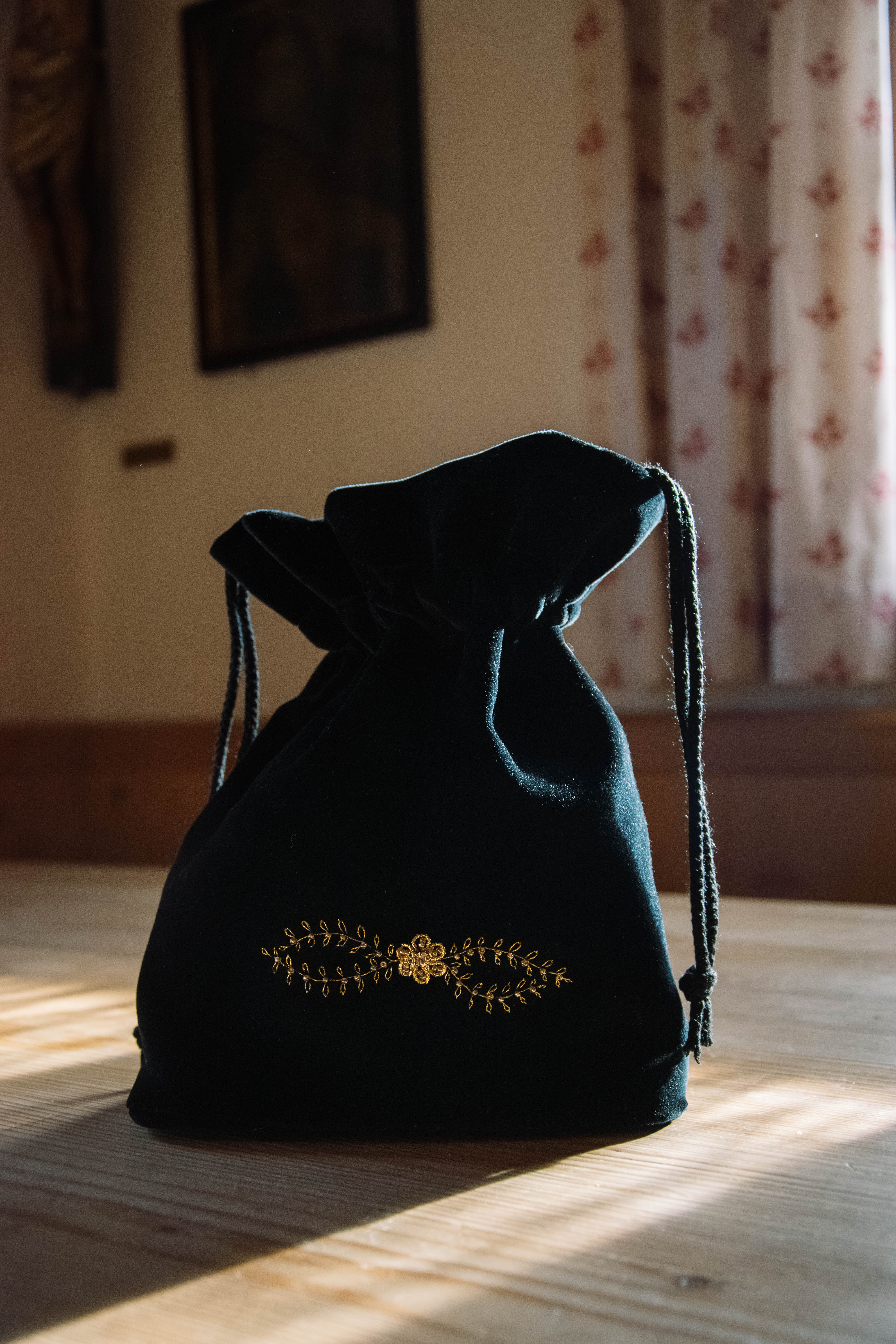 Samttasche mit Goldstick