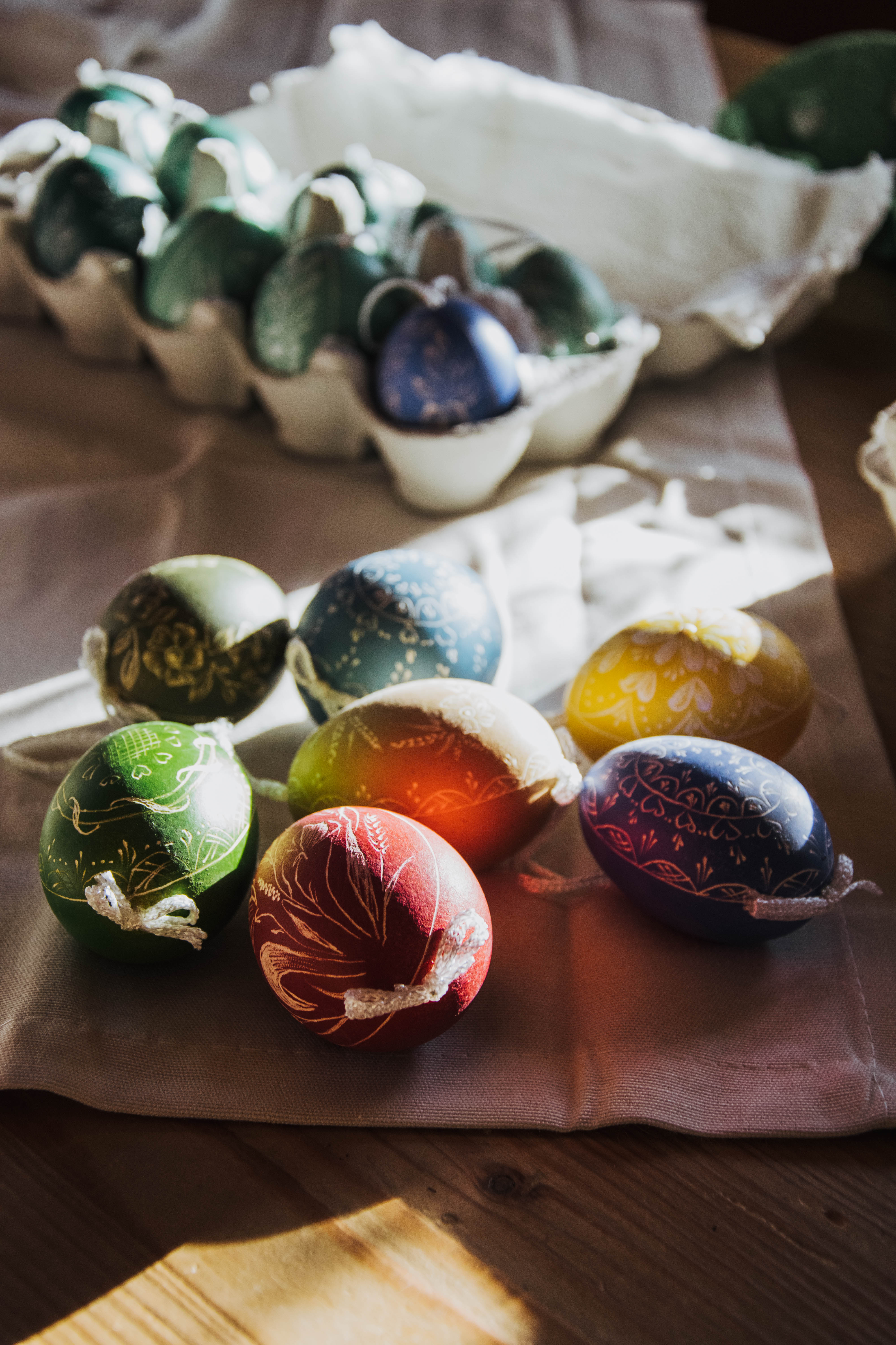 Osterei graviert gefärbt Bild 2